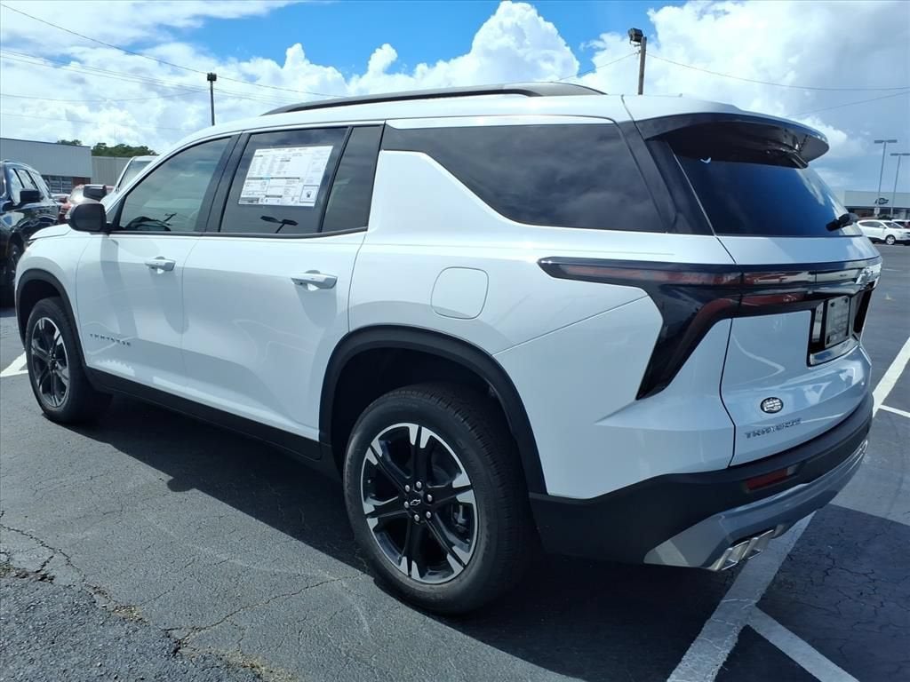 2027 Chevrolet Traverse LT SUV Slide 4