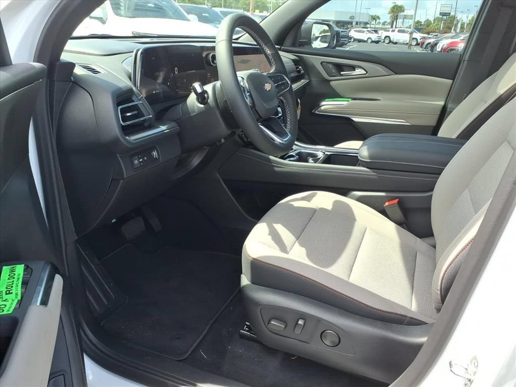 2027 Chevrolet Traverse LT SUV Slide 8