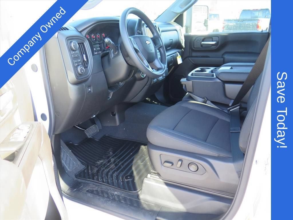2026 Chevrolet Silverado 2500 HD CUSTOM Crew Cab Pickup Slide 10