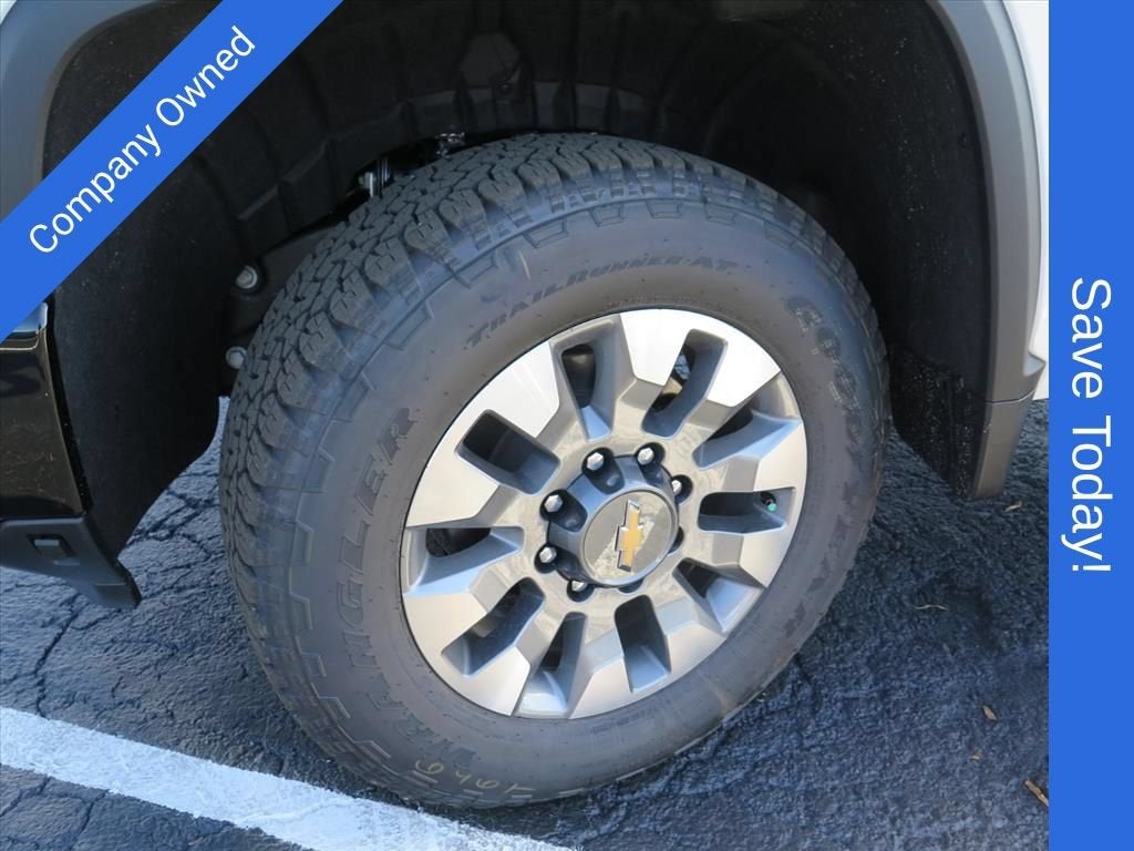 2026 Chevrolet Silverado 2500 HD CUSTOM Crew Cab Pickup Slide 15