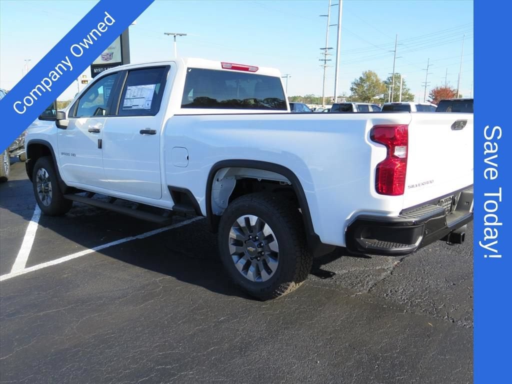 2026 Chevrolet Silverado 2500 HD CUSTOM Crew Cab Pickup Slide 4