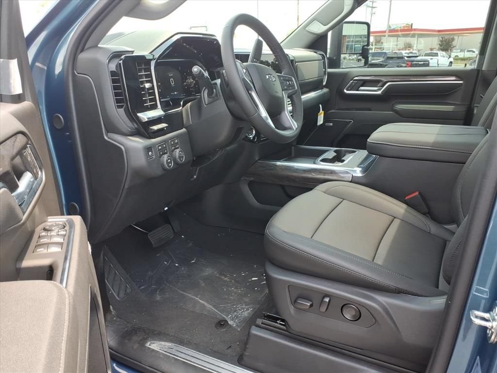 2026 Chevrolet Silverado 2500 HD LTZ Crew Cab Pickup Slide 10