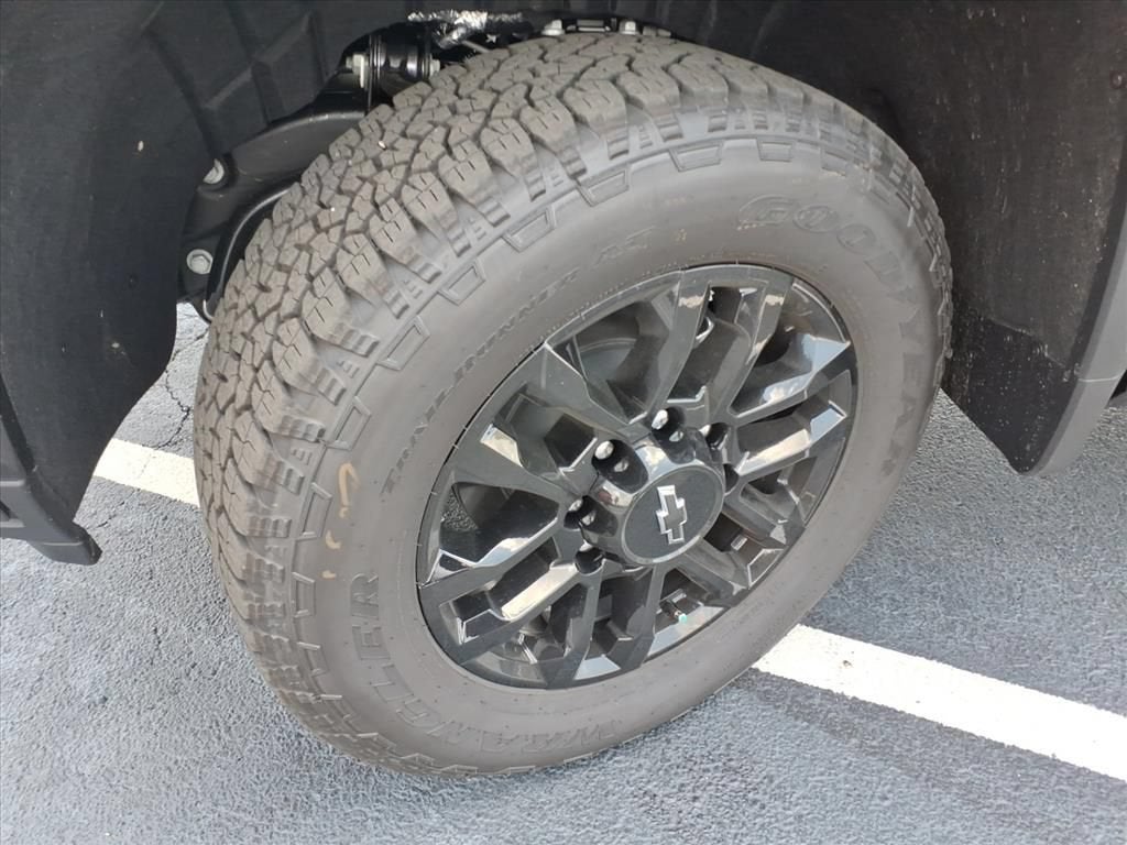 2026 Chevrolet Silverado 2500 HD LTZ Crew Cab Pickup Slide 15
