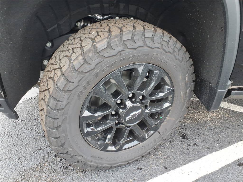 2026 Chevrolet Silverado 2500 HD LTZ Crew Cab Pickup Slide 15