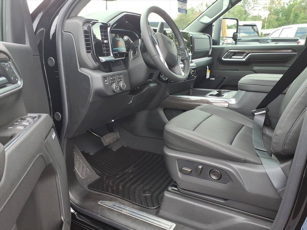 2026 Chevrolet Silverado 2500 HD LTZ Crew Cab Pickup Slide 8