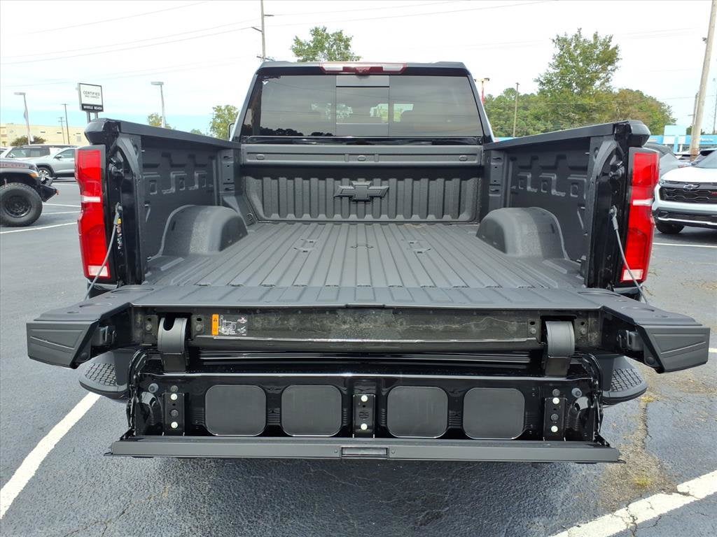 2026 Chevrolet Silverado 2500 HD ZR2 Crew Cab Pickup Slide 14
