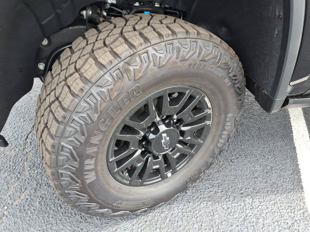 2026 Chevrolet Silverado 2500 HD ZR2 Crew Cab Pickup Slide 15