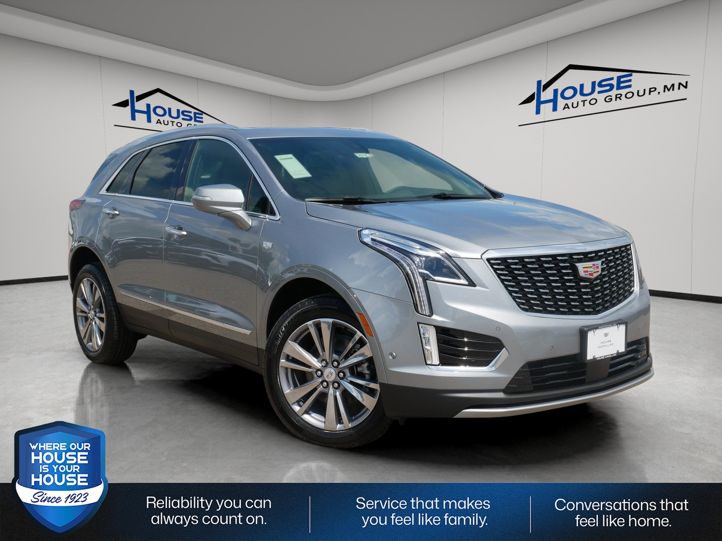 Argent Silver Metallic 2026 Cadillac XT5 SUV / Crossover Front-Wheel Drive Automatic