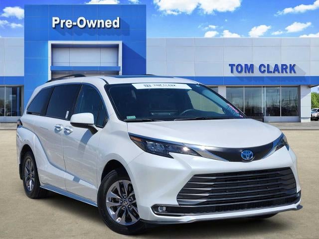 White (Wind Chill Pearl) 2025 Toyota Sienna Minivan Front-Wheel Drive Continuously Variable Transmission
