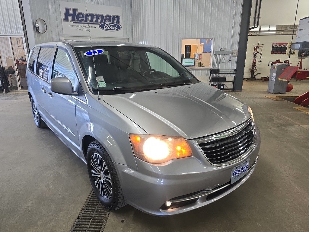 2014 Chrysler Town & Country S FWD