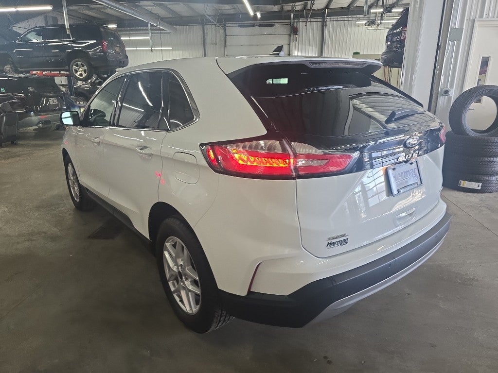 View vehicle photo 4