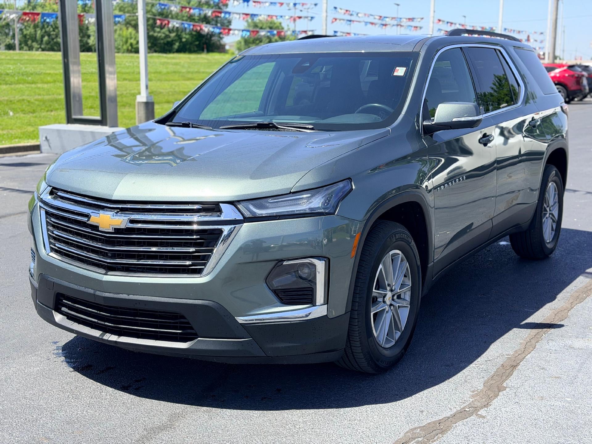 Silver Sage Metallic 2022 Chevrolet Traverse SUV / Crossover Front-Wheel Drive Automatic