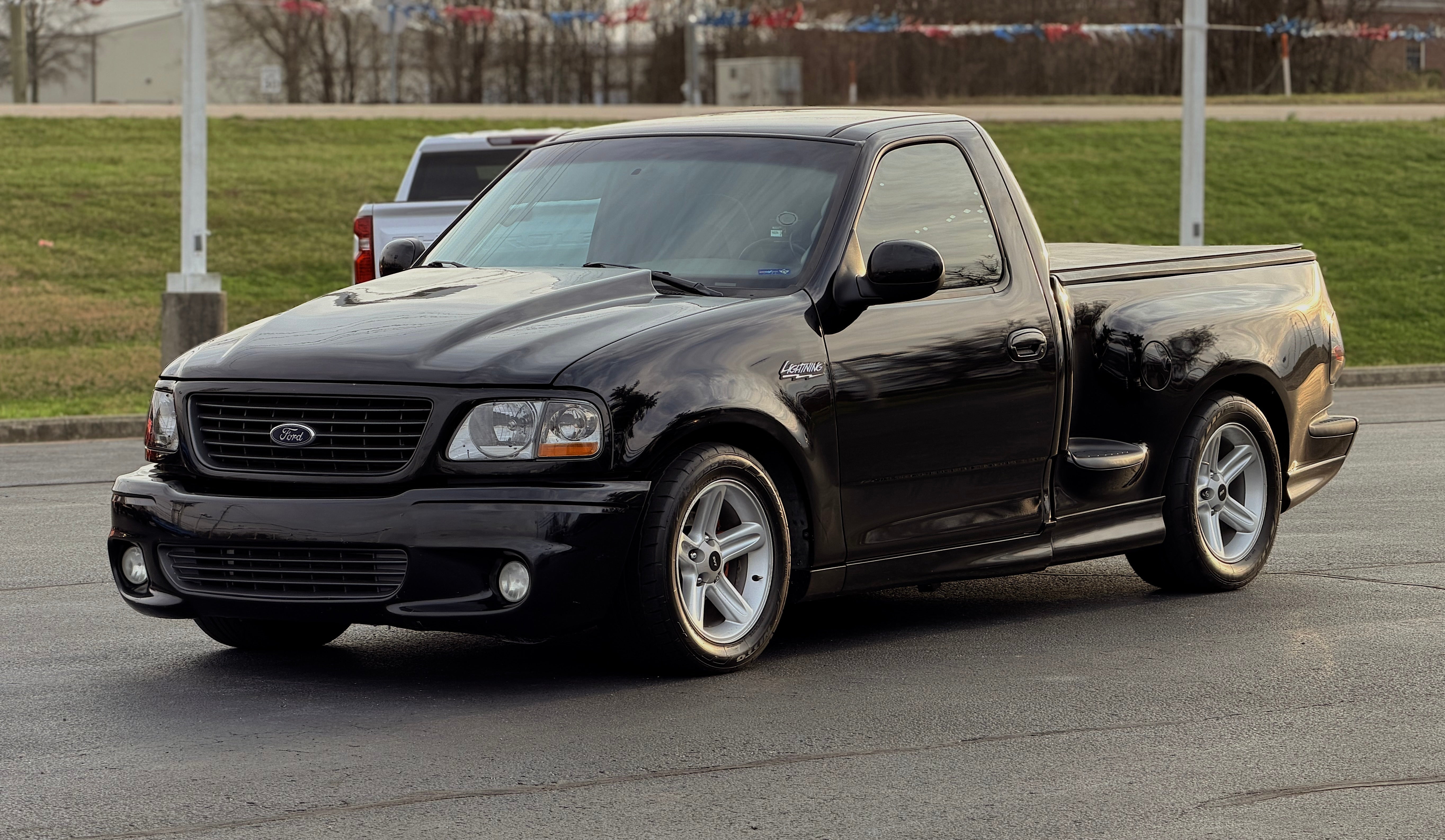 2004 Ford F-150 SVT Lightning 2 Dr Supercharged Standard Cab Stepside SB