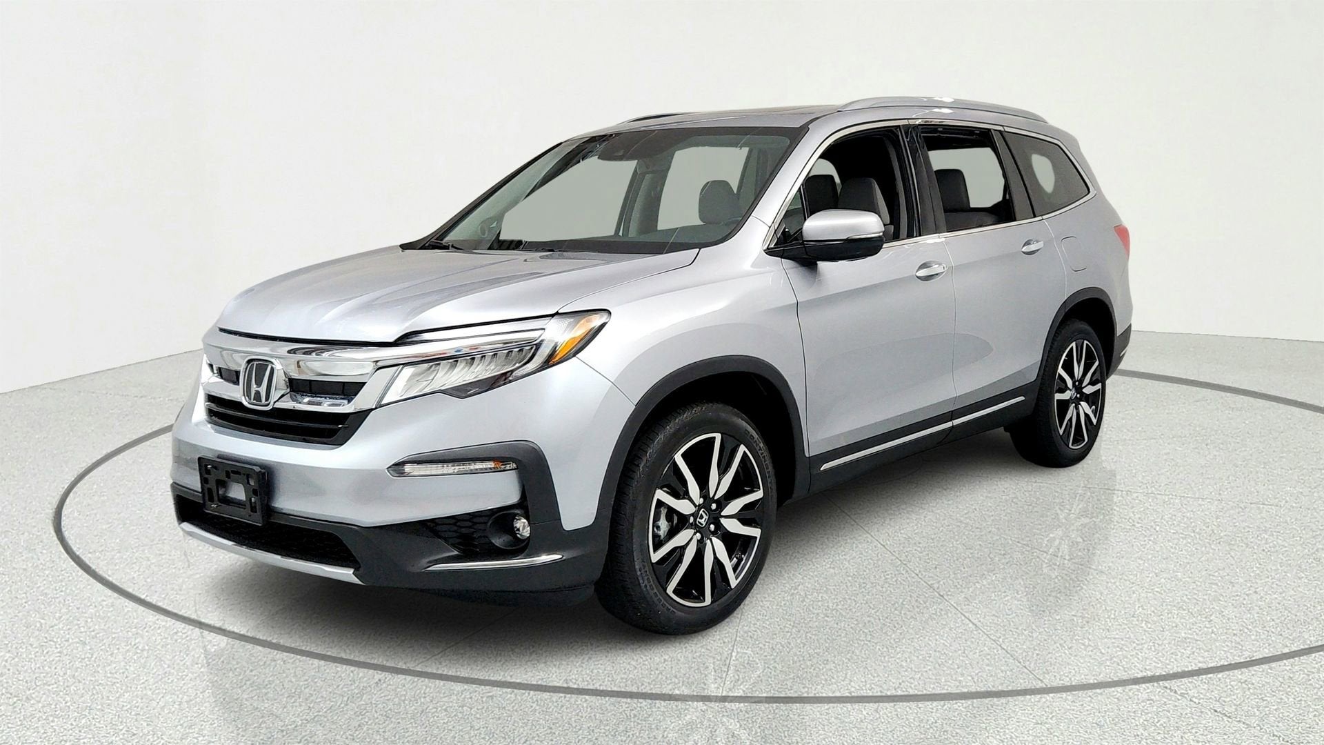  2022 Honda Pilot Touring AWD with Rear Captain's Chairs   