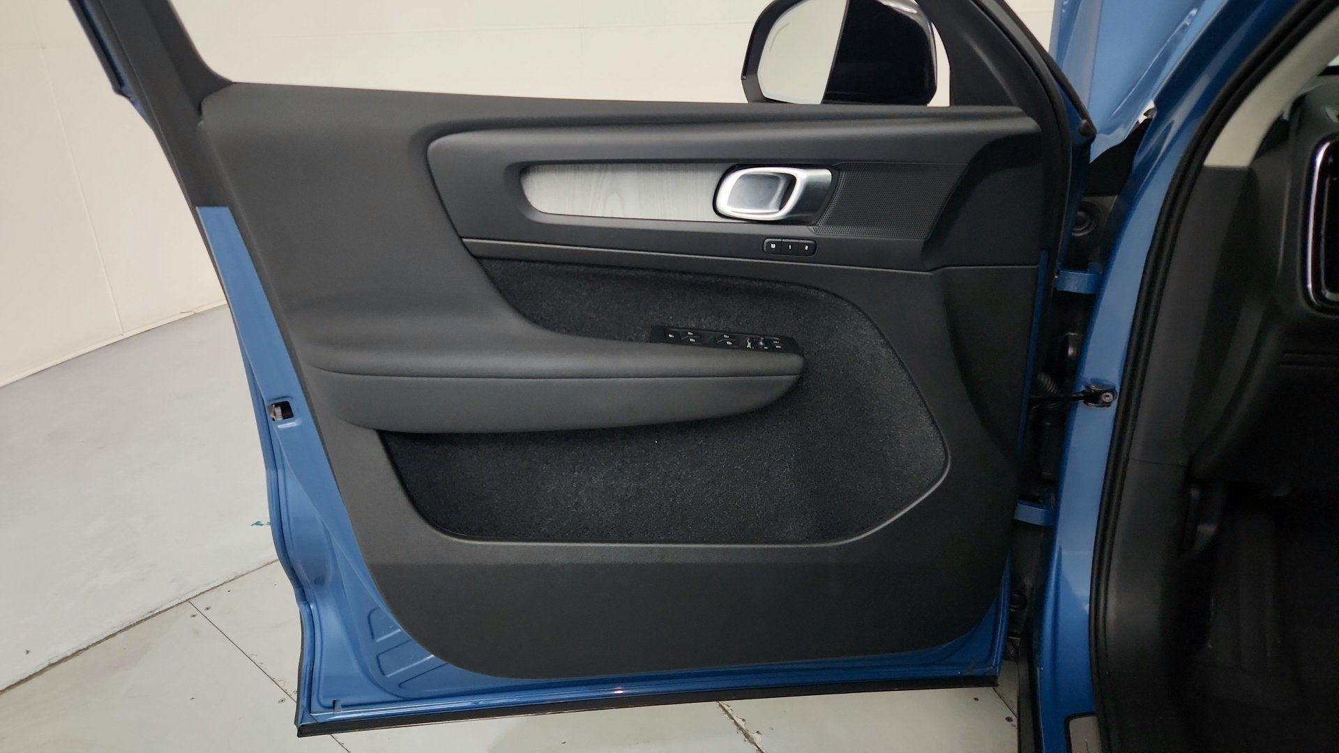  2025 Volvo XC40 B5 Plus Dark Theme AWD   