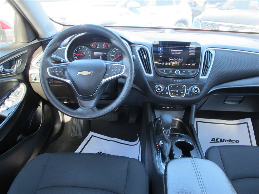 2025 Chevrolet Malibu 1LT 4dr Car Slide 11