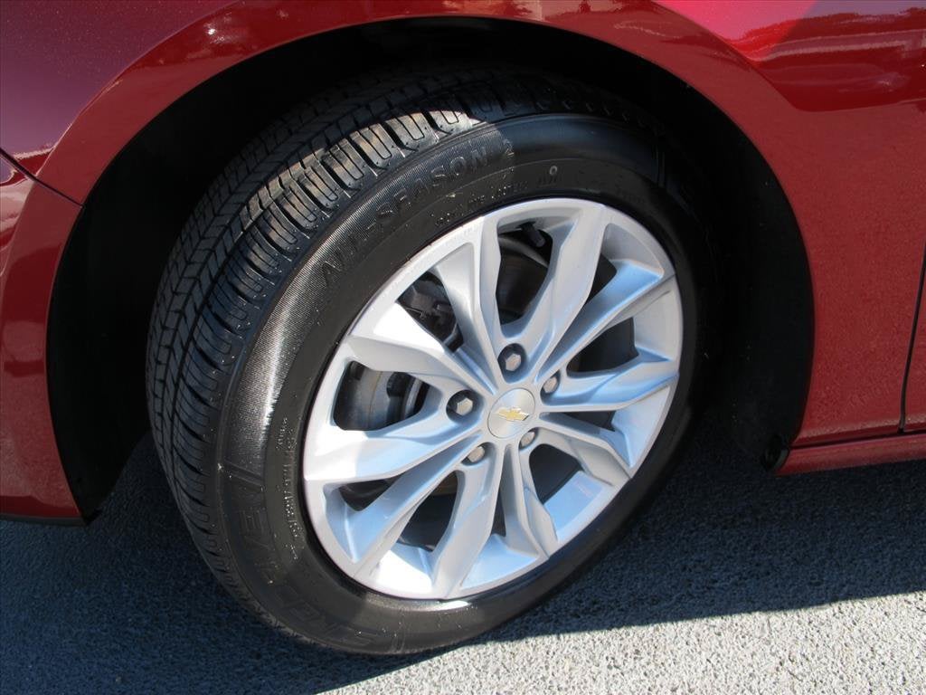 2025 Chevrolet Malibu 1LT 4dr Car Slide 13