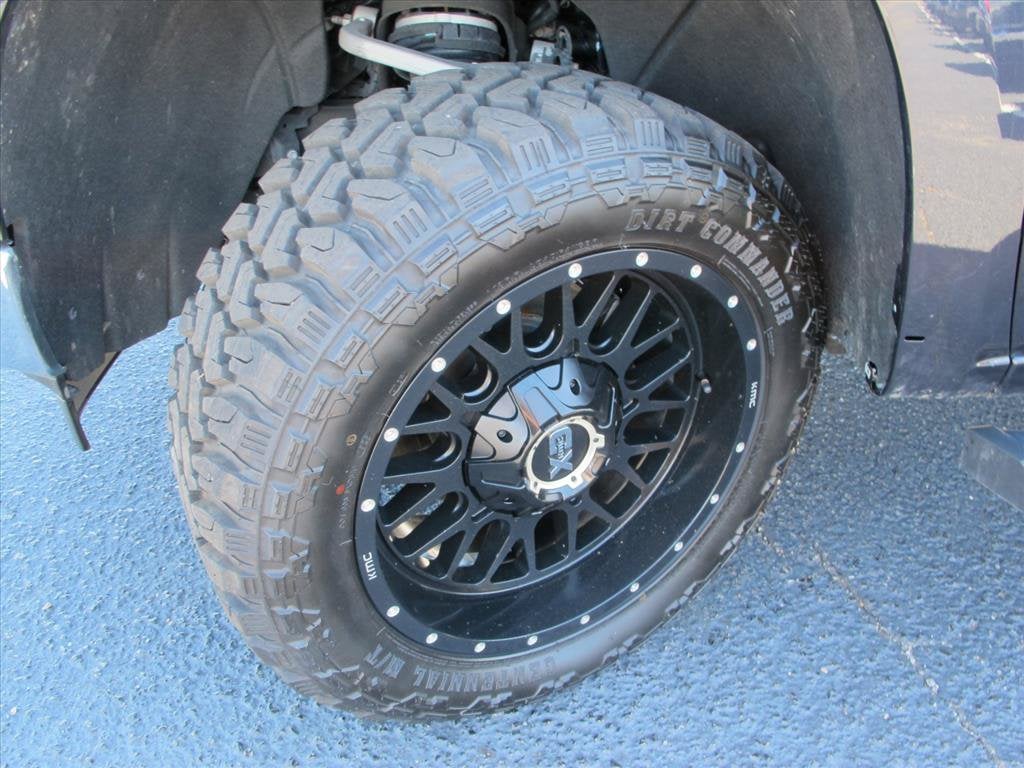 2024 Chevrolet Silverado 1500 LT Crew Cab Pickup Slide 17