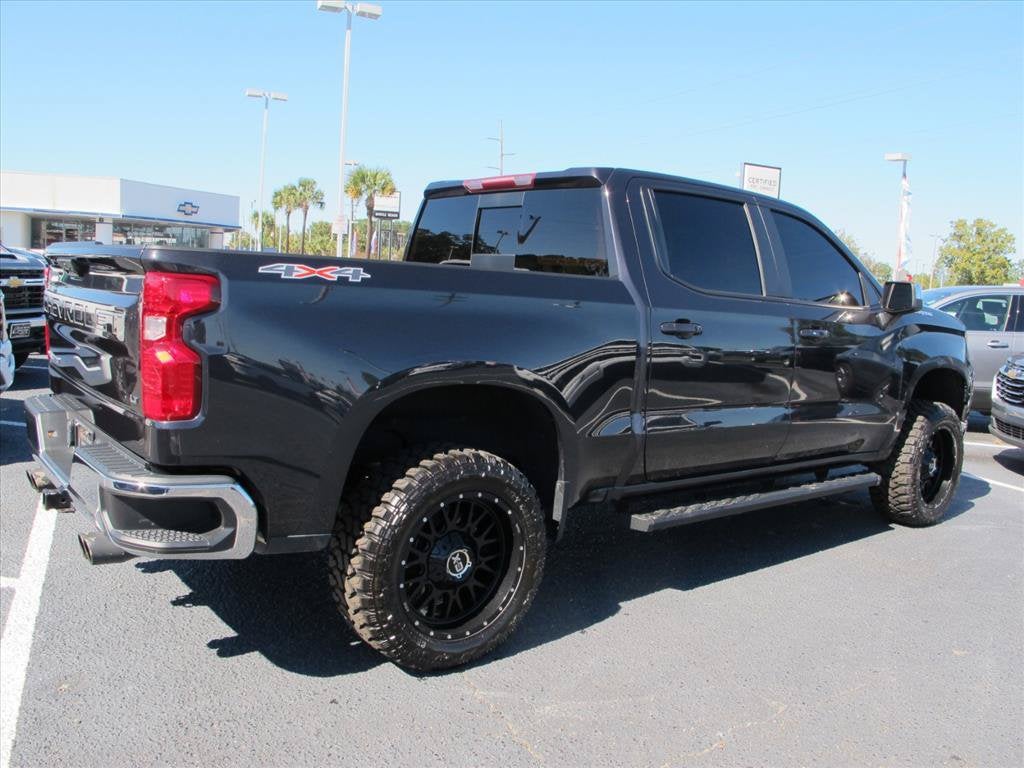 2024 Chevrolet Silverado 1500 LT Crew Cab Pickup Slide 2