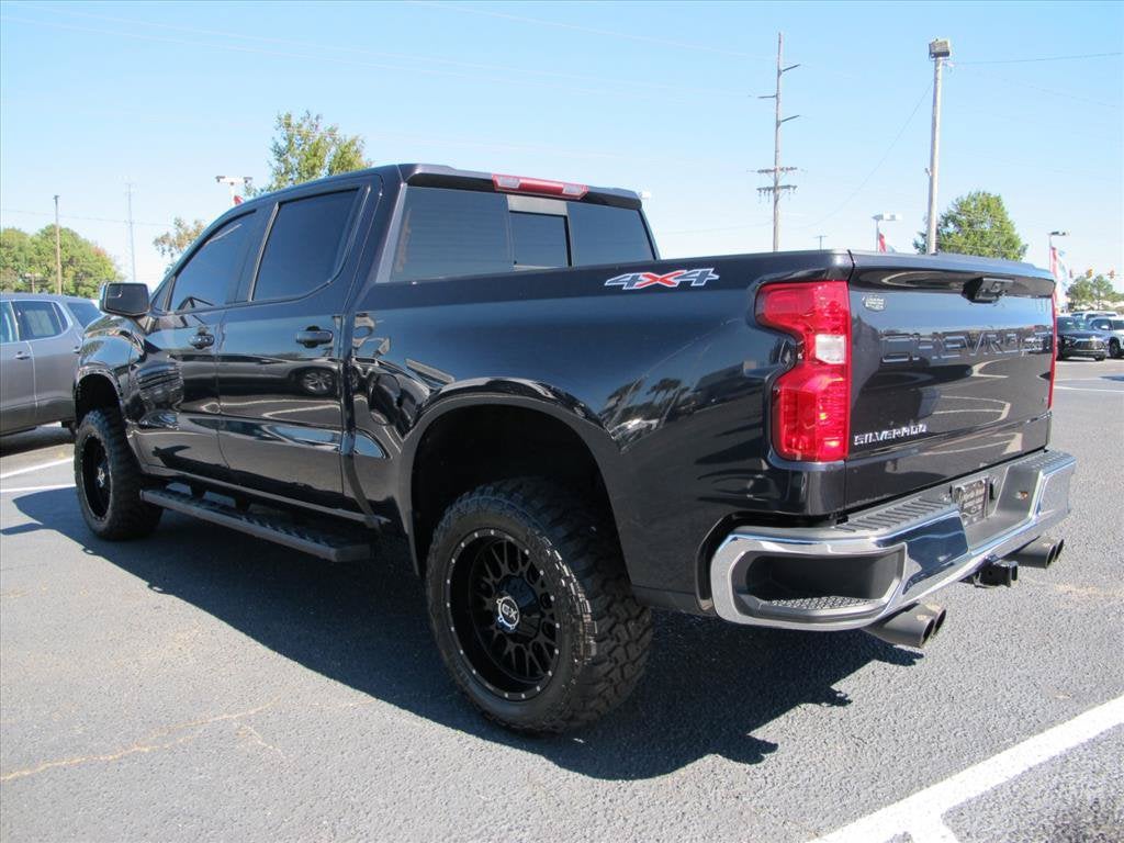 2024 Chevrolet Silverado 1500 LT Crew Cab Pickup Slide 4