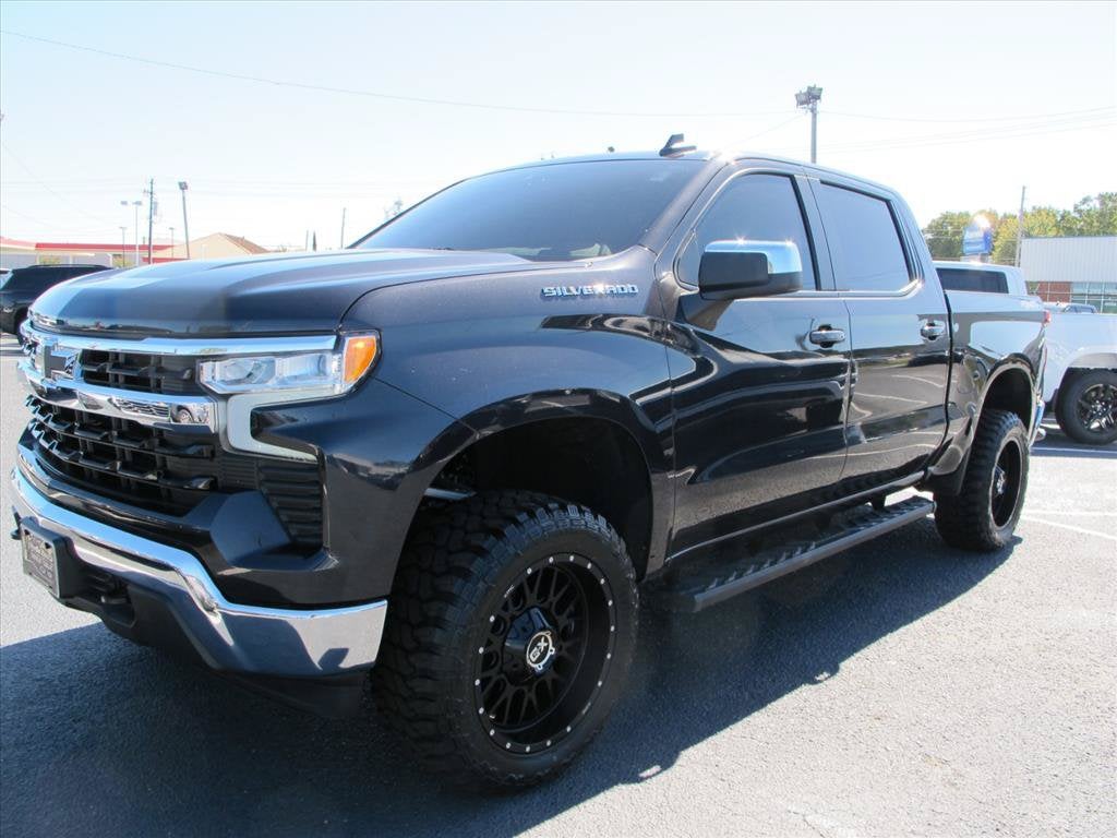 2024 Chevrolet Silverado 1500 LT Crew Cab Pickup Slide 7