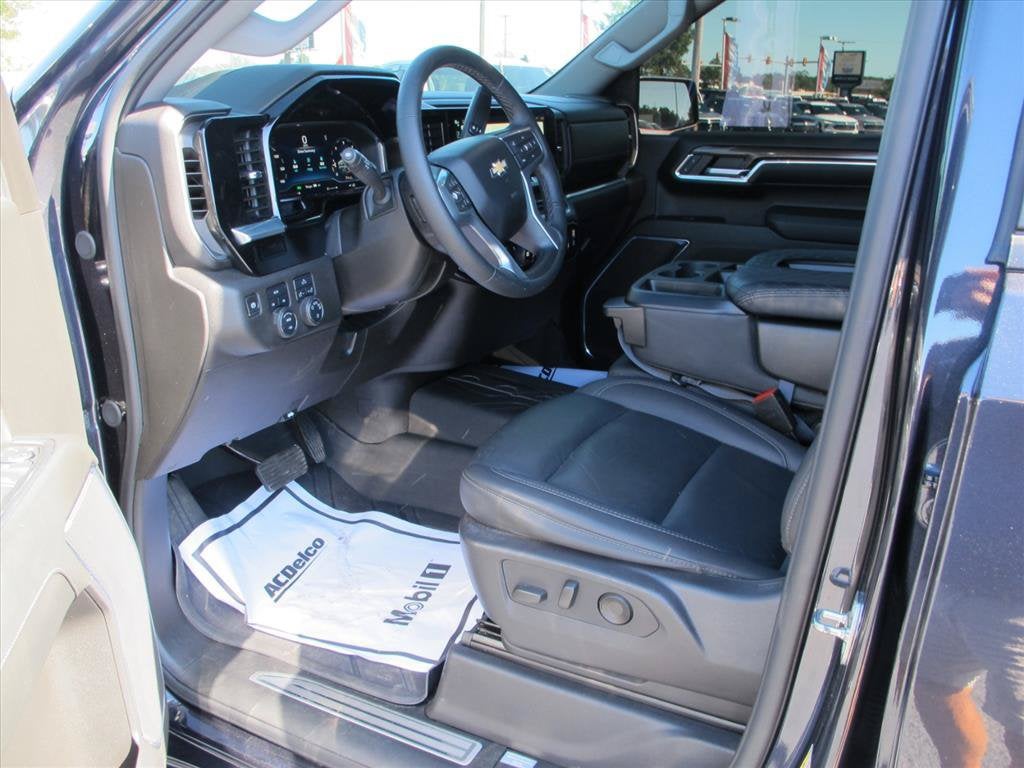 2024 Chevrolet Silverado 1500 LT Crew Cab Pickup Slide 8