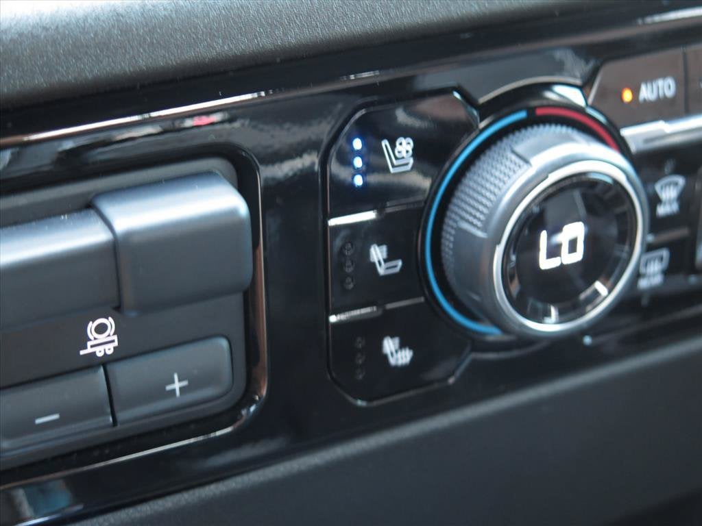 2023 Chevrolet Silverado 1500 HIGH COUNTRY Crew Cab Pickup Slide 10