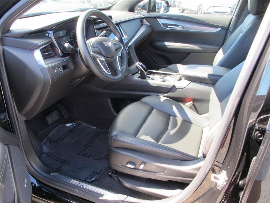 2025 Cadillac XT5 LUXURY SUV Slide 8