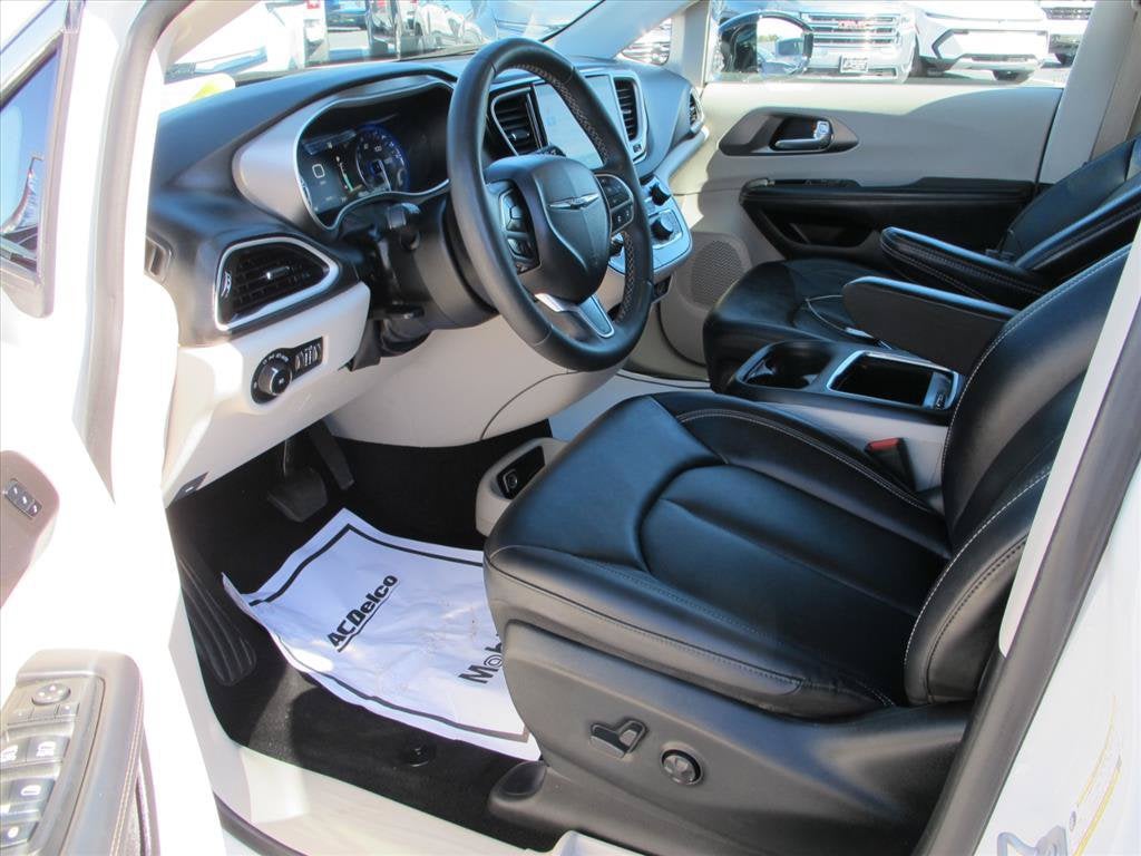2024 Chrysler Pacifica TOURING L Minivan Slide 9