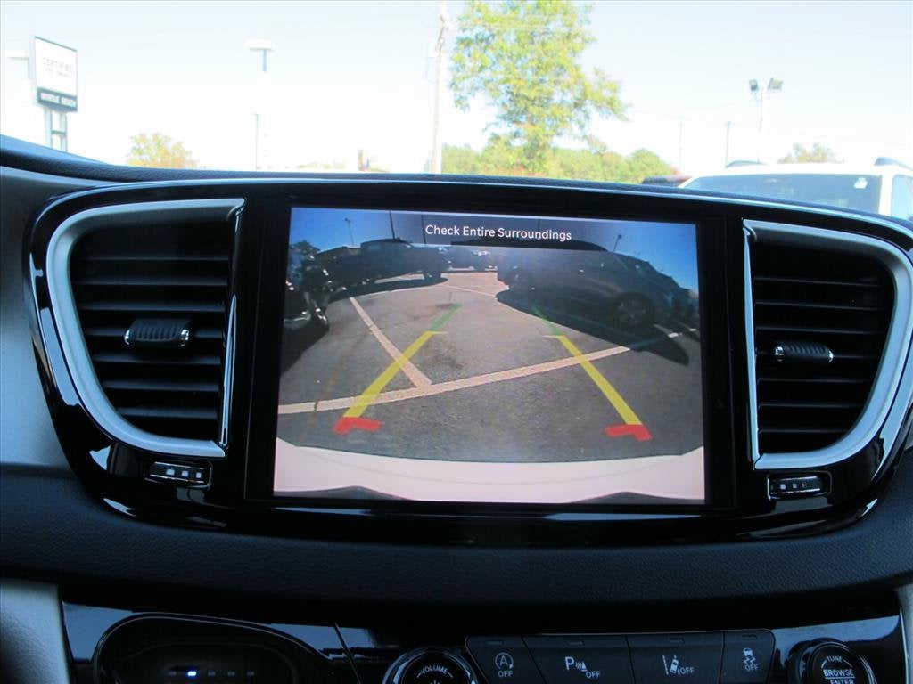 2024 Chrysler Pacifica TOURING L Minivan Slide 11