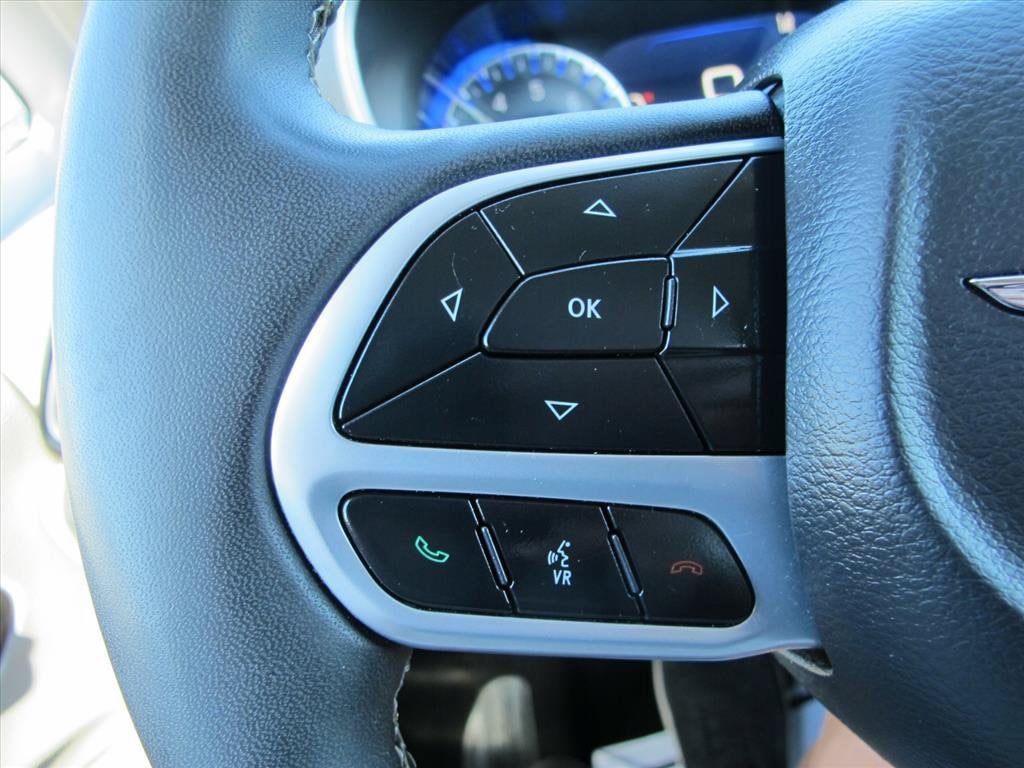 2024 Chrysler Pacifica TOURING L Minivan Slide 12