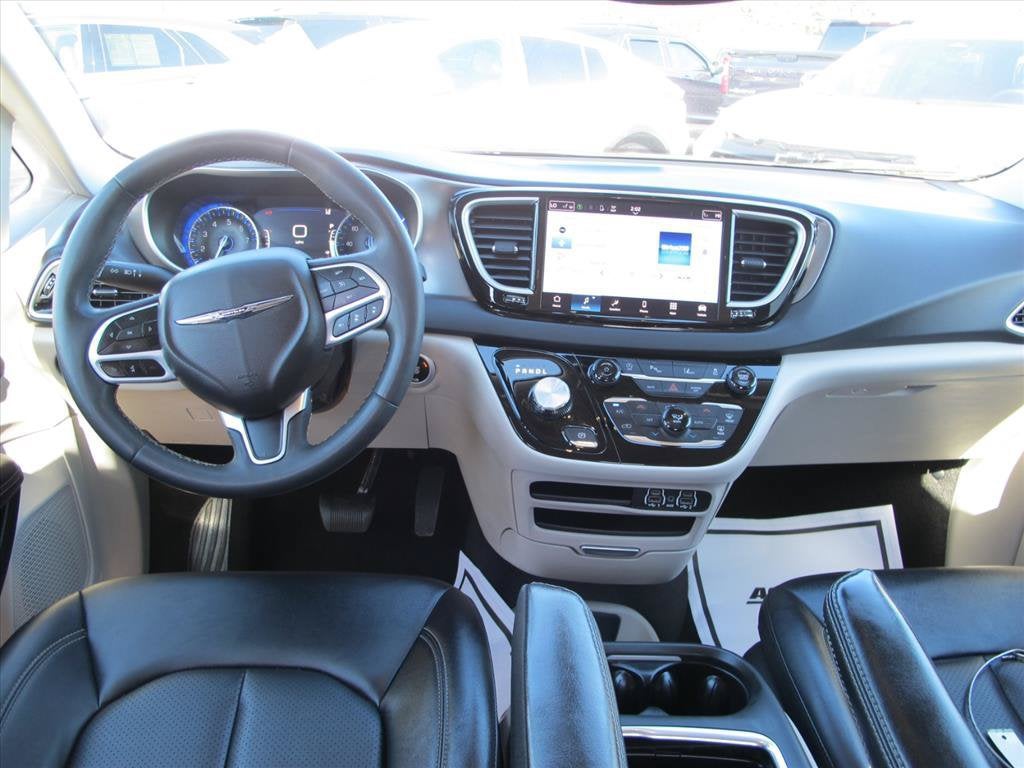 2024 Chrysler Pacifica TOURING L Minivan Slide 14