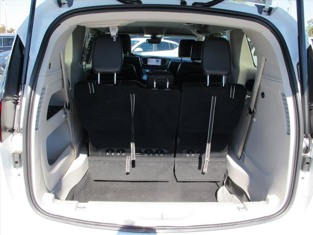 2024 Chrysler Pacifica TOURING L Minivan Slide 16