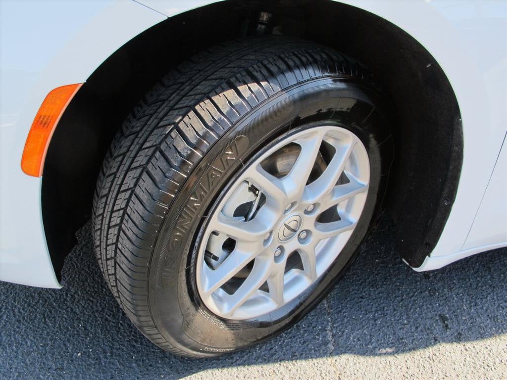 2024 Chrysler Pacifica TOURING L Minivan Slide 17