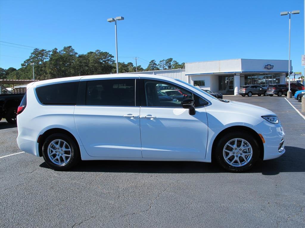 2024 Chrysler Pacifica TOURING L Minivan Slide 1