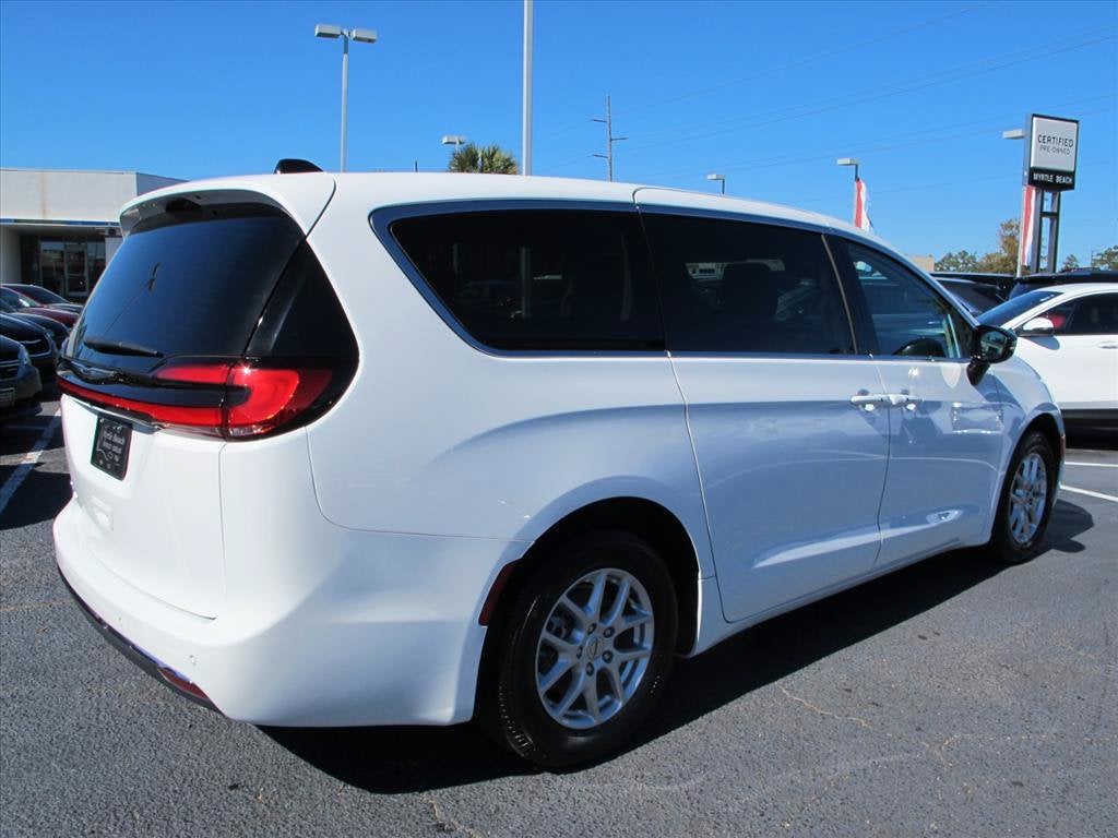 2024 Chrysler Pacifica TOURING L Minivan Slide 2