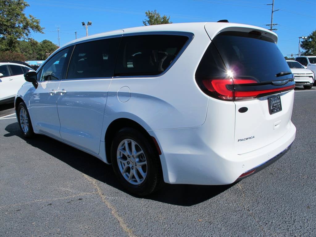 2024 Chrysler Pacifica TOURING L Minivan Slide 4