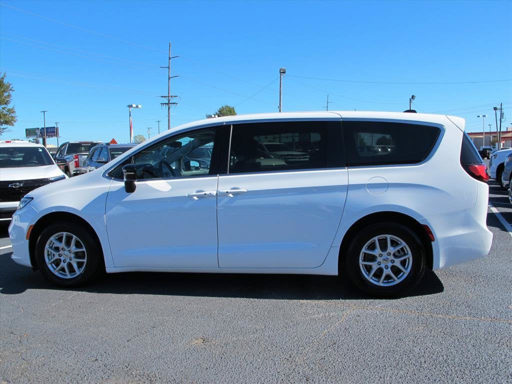 2024 Chrysler Pacifica TOURING L Minivan Slide 5