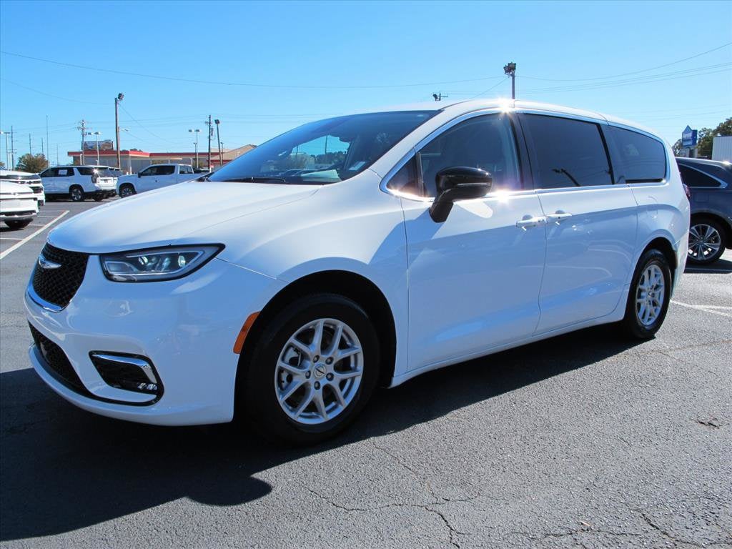 2024 Chrysler Pacifica TOURING L Minivan Slide 7