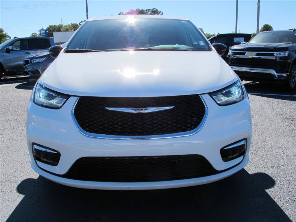 2024 Chrysler Pacifica TOURING L Minivan Slide 8