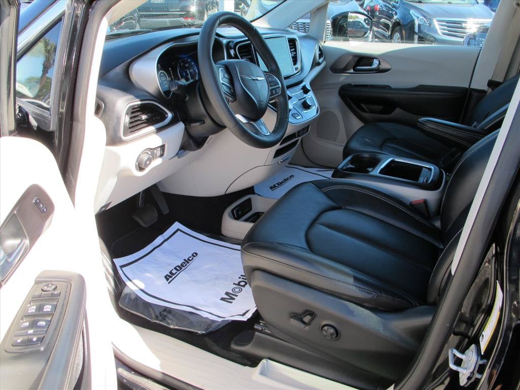 2024 Chrysler Pacifica TOURING L Minivan Slide 9