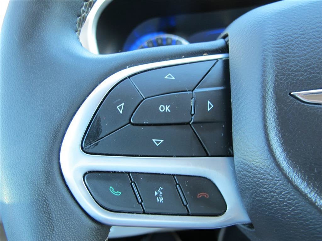2024 Chrysler Pacifica TOURING L Minivan Slide 12