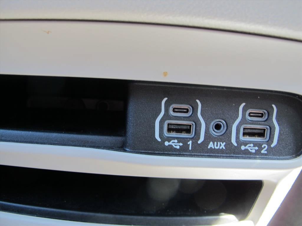 2024 Chrysler Pacifica TOURING L Minivan Slide 13