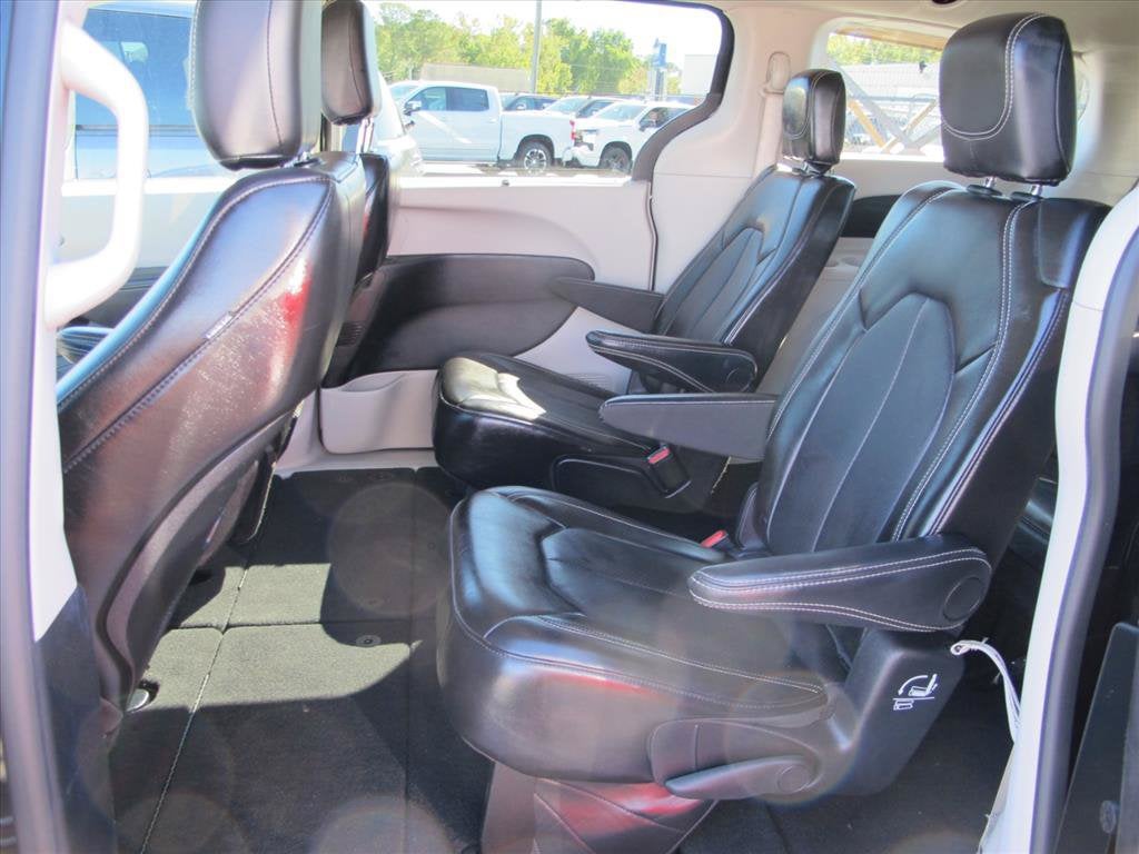 2024 Chrysler Pacifica TOURING L Minivan Slide 15