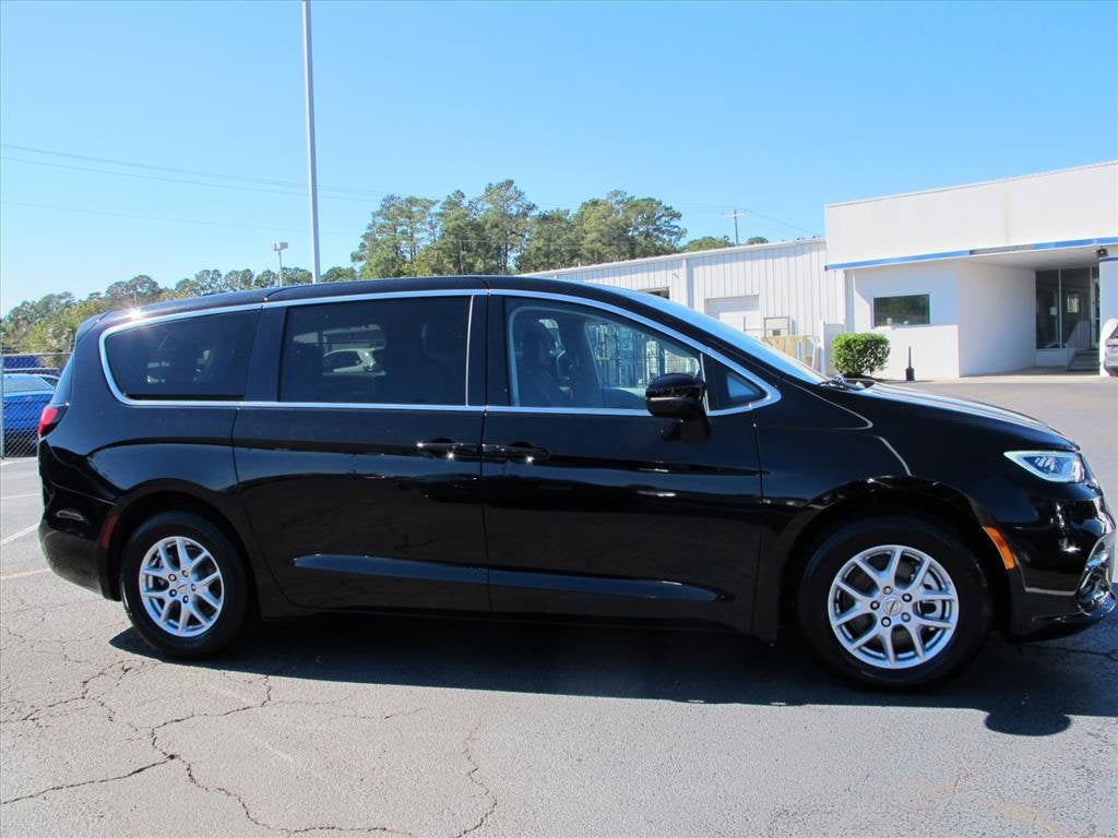 2024 Chrysler Pacifica TOURING L Minivan Slide 1
