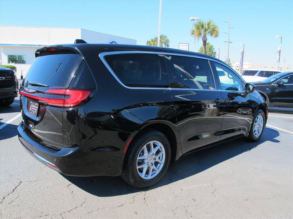2024 Chrysler Pacifica TOURING L Minivan Slide 2
