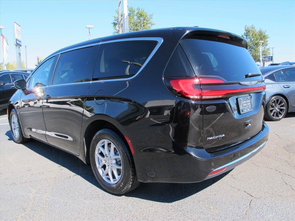 2024 Chrysler Pacifica TOURING L Minivan Slide 4