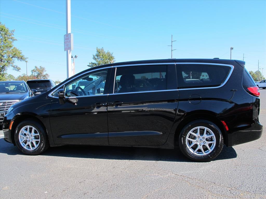 2024 Chrysler Pacifica TOURING L Minivan Slide 5