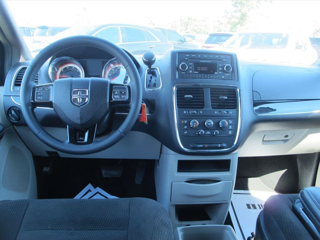 2017 Dodge Grand Caravan SE PLUS Minivan Slide 14