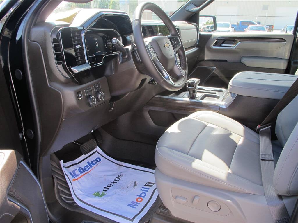2026 Chevrolet Silverado 1500 LT Crew Cab Pickup Slide 9